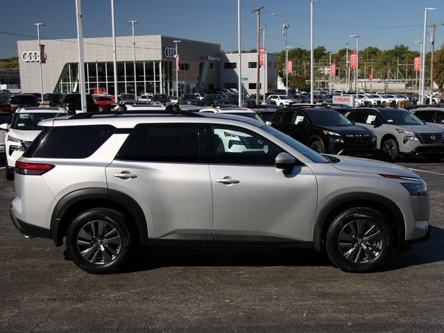 Photo of 2025 Brilliant Silver Metallic Nissan Pathfinder