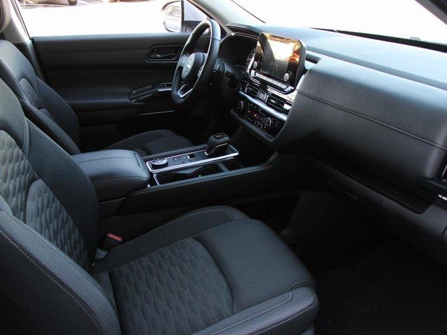 Photo of 2025 Brilliant Silver Metallic Nissan Pathfinder