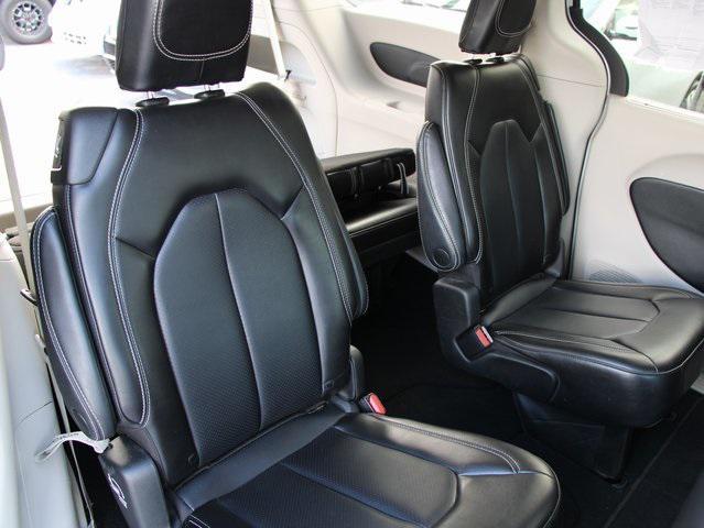 Photo of 2023 Bright White Clearcoat Chrysler Pacifica