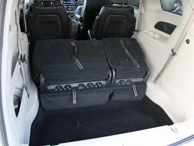 Photo of 2023 Bright White Clearcoat Chrysler Pacifica