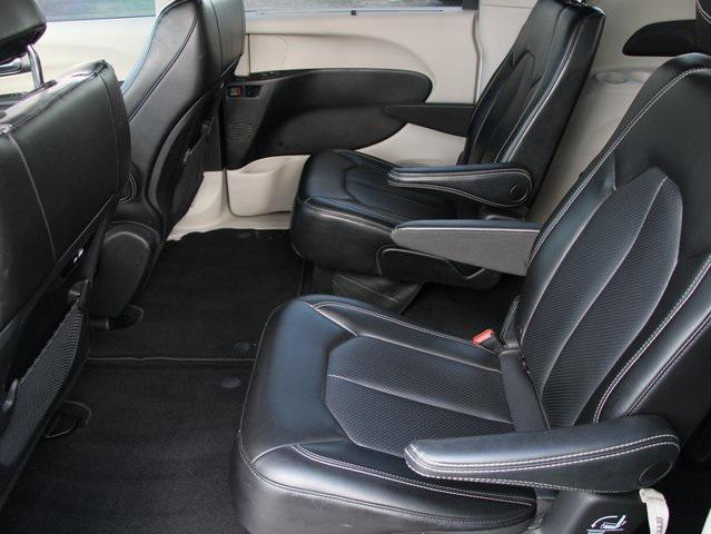 Photo of 2023 Bright White Clearcoat Chrysler Pacifica