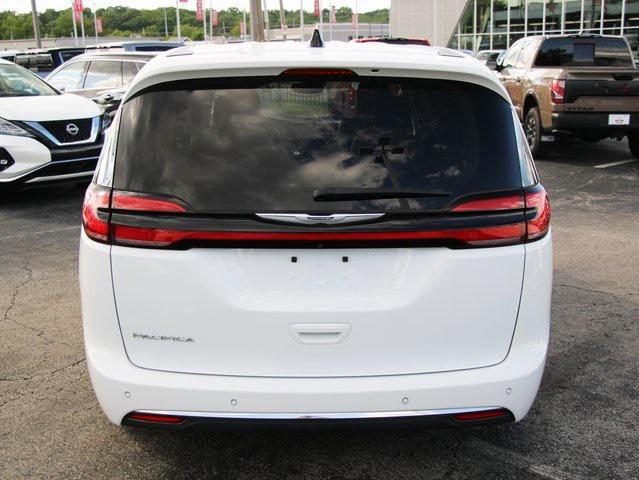 Photo of 2023 Bright White Clearcoat Chrysler Pacifica