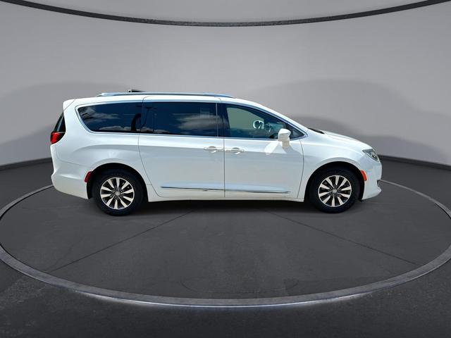 Photo of 2020 Bright White Clearcoat Chrysler Pacifica