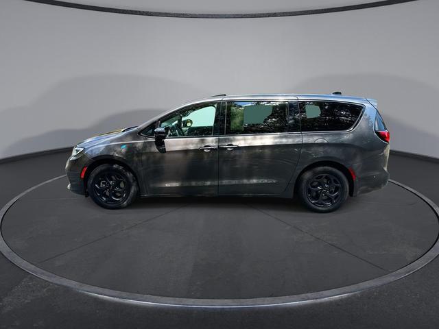 Photo of 2023 Granite Crystal Metallic Cle Chrysler Pacifica Hybrid