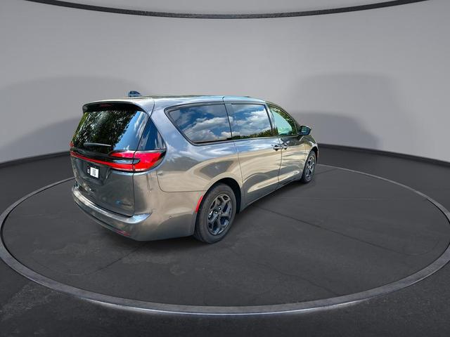 Photo of 2023 Granite Crystal Metallic Cle Chrysler Pacifica Hybrid
