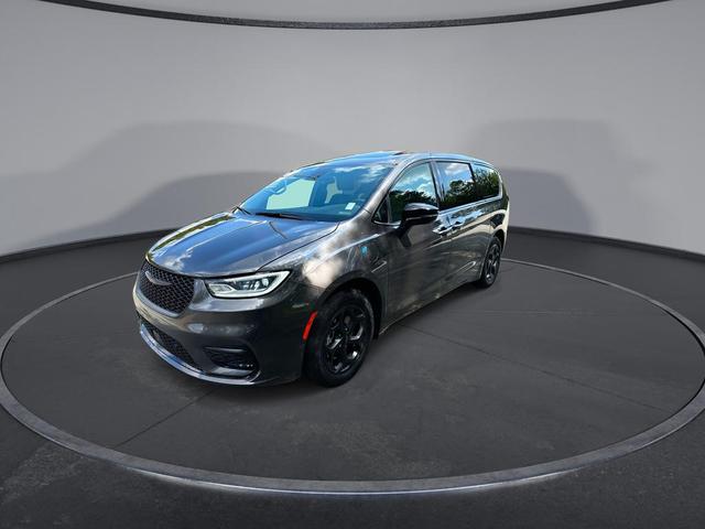 Photo of 2023 Granite Crystal Metallic Cle Chrysler Pacifica Hybrid