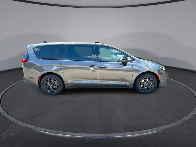 Photo of 2023 Granite Crystal Metallic Cle Chrysler Pacifica Hybrid