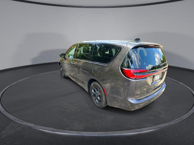 Photo of 2023 Granite Crystal Metallic Cle Chrysler Pacifica Hybrid