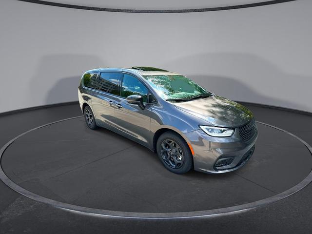 Photo of 2023 Granite Crystal Metallic Cle Chrysler Pacifica Hybrid
