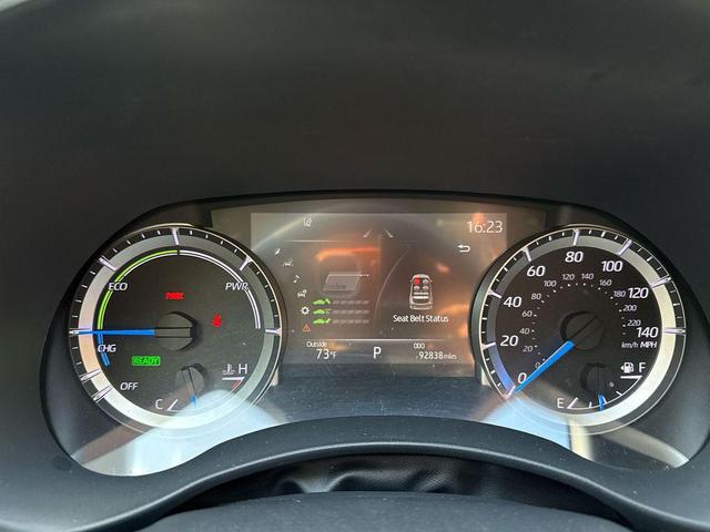 Photo of 2023 White Toyota Highlander Hybrid