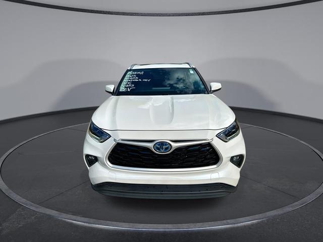 Photo of 2023 White Toyota Highlander Hybrid