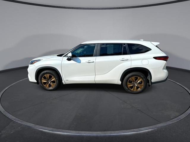 Photo of 2023 White Toyota Highlander Hybrid