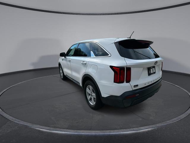Photo of 2021 Glacial White Pearl Kia Sorento