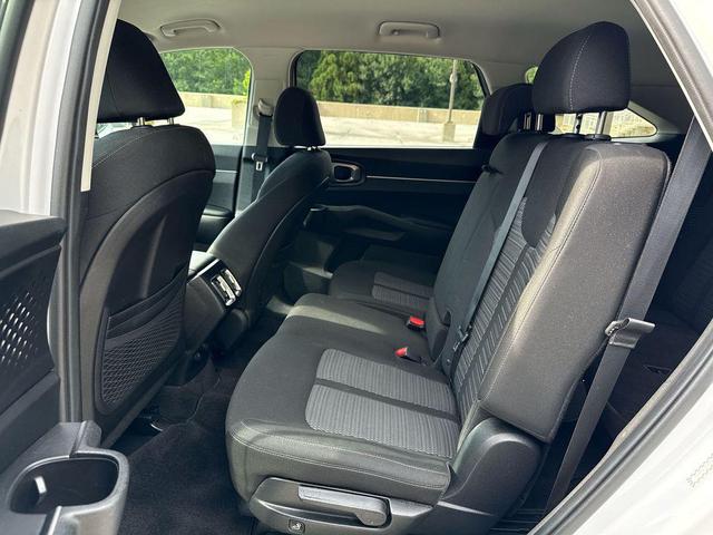 Photo of 2021 Glacial White Pearl Kia Sorento