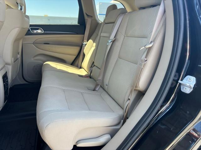 Photo of 2022 Diamond Black Crystal Pearlcoat Jeep Grand Cherokee