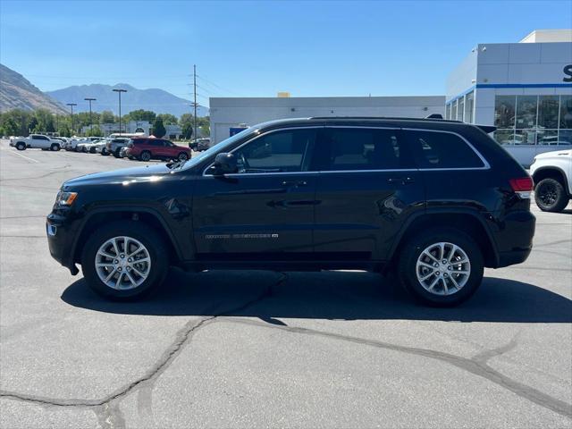 Photo of 2022 Diamond Black Crystal Pearlcoat Jeep Grand Cherokee