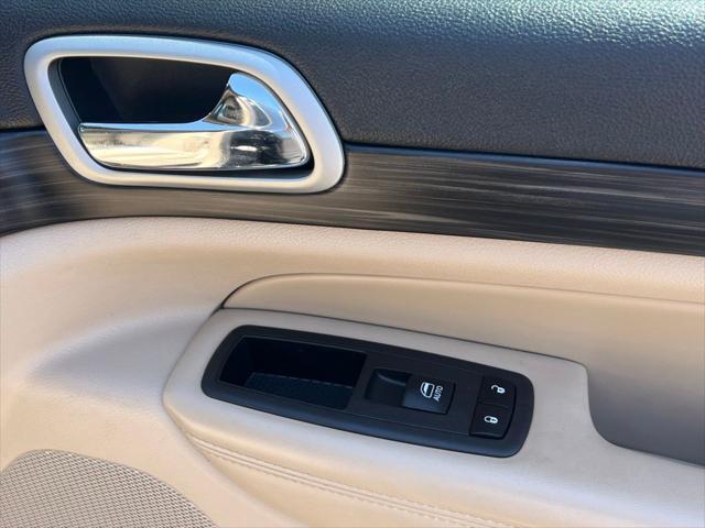 Photo of 2022 Diamond Black Crystal Pearlcoat Jeep Grand Cherokee