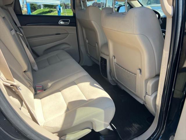 Photo of 2022 Diamond Black Crystal Pearlcoat Jeep Grand Cherokee
