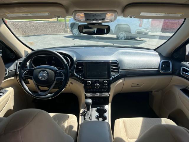 Photo of 2022 Diamond Black Crystal Pearlcoat Jeep Grand Cherokee