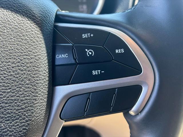 Photo of 2022 Diamond Black Crystal Pearlcoat Jeep Grand Cherokee