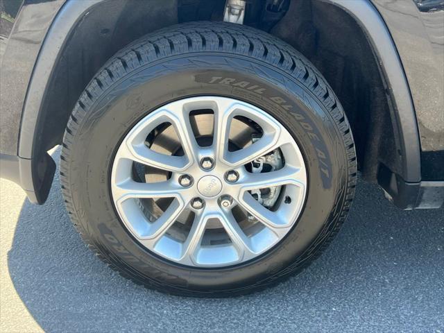 Photo of 2022 Diamond Black Crystal Pearlcoat Jeep Grand Cherokee