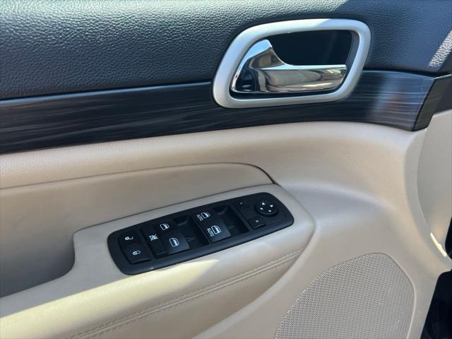Photo of 2022 Diamond Black Crystal Pearlcoat Jeep Grand Cherokee