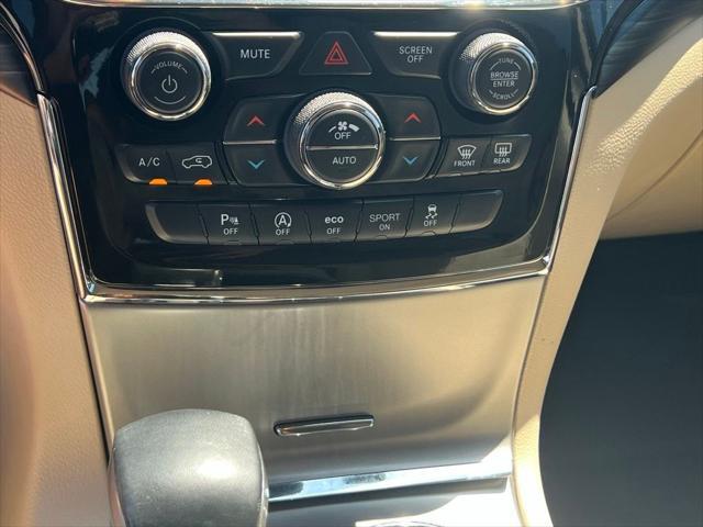 Photo of 2022 Diamond Black Crystal Pearlcoat Jeep Grand Cherokee
