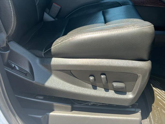 Photo of 2020 Summit White GMC Yukon XL