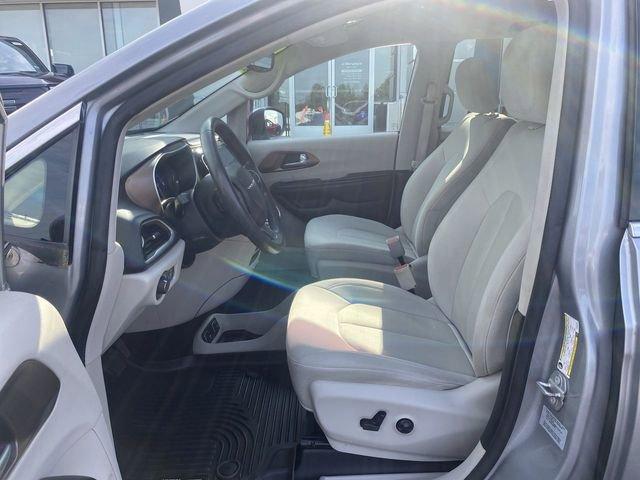 Photo of 2017 Billet Silver Metallic Clearcoat Chrysler Pacifica