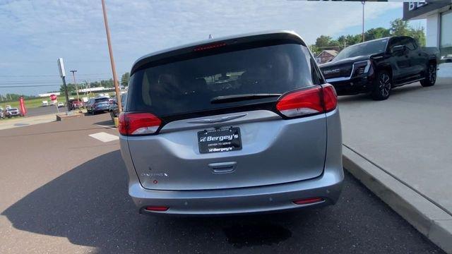 Photo of 2017 Billet Silver Metallic Clearcoat Chrysler Pacifica