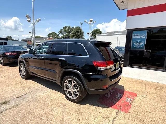 Photo of 2020 Diamond Black Crystal Pearlcoat Jeep Grand Cherokee