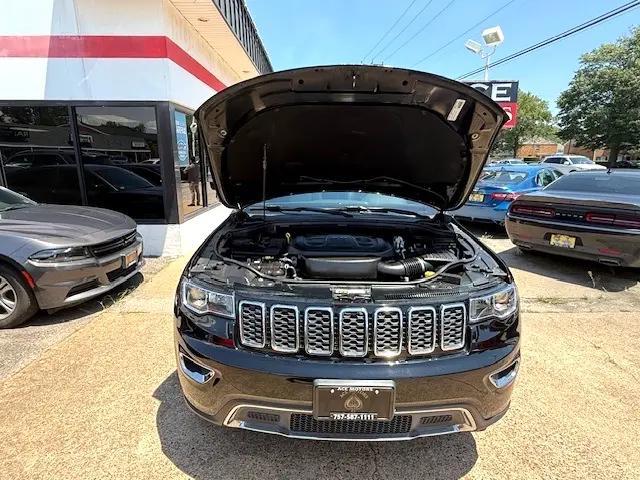 Photo of 2020 Diamond Black Crystal Pearlcoat Jeep Grand Cherokee
