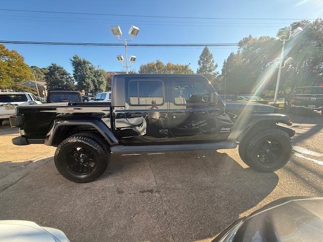Photo of 2020 Black Clearcoat Jeep Gladiator