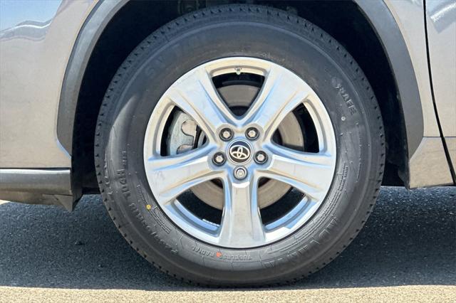Photo of 2024 Magnetic Gray Metallic Toyota Highlander
