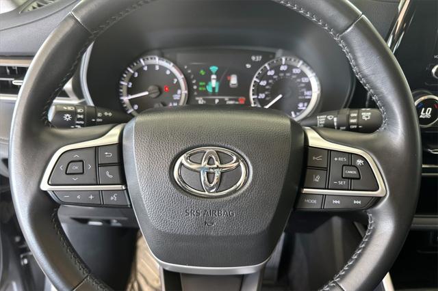 Photo of 2024 Magnetic Gray Metallic Toyota Highlander