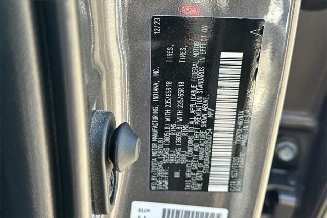Photo of 2024 Magnetic Gray Metallic Toyota Highlander
