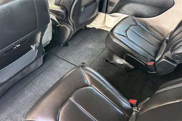 Photo of 2023 Brilliant Black Crystal Pearlcoat Chrysler Pacifica