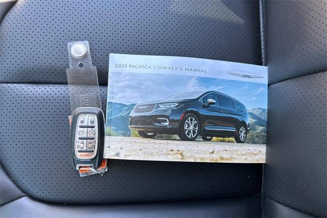 Photo of 2023 Brilliant Black Crystal Pearlcoat Chrysler Pacifica