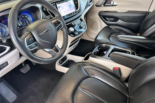 Photo of 2023 Brilliant Black Crystal Pearlcoat Chrysler Pacifica