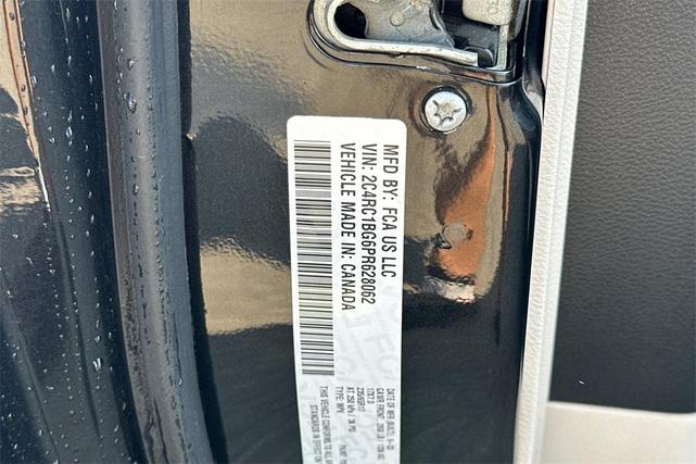 Photo of 2023 Brilliant Black Crystal Pearlcoat Chrysler Pacifica