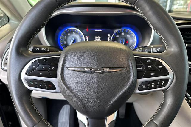 Photo of 2023 Brilliant Black Crystal Pearlcoat Chrysler Pacifica
