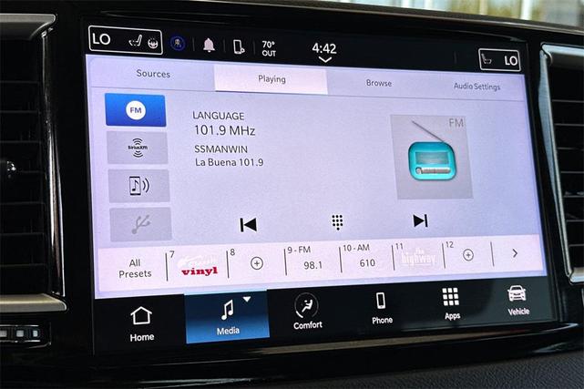 Photo of 2023 Brilliant Black Crystal Pearlcoat Chrysler Pacifica