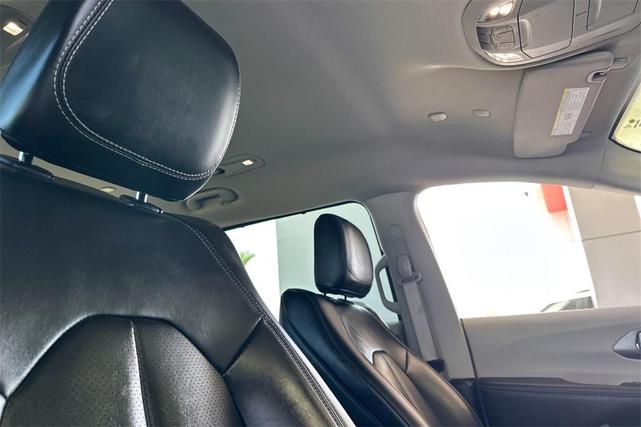 Photo of 2023 Brilliant Black Crystal Pearlcoat Chrysler Pacifica