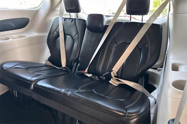 Photo of 2023 Brilliant Black Crystal Pearlcoat Chrysler Pacifica