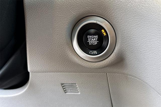 Photo of 2023 Brilliant Black Crystal Pearlcoat Chrysler Pacifica