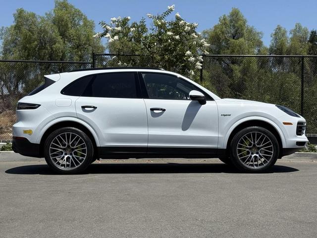 Photo of 2022 Carrara White Porsche Cayenne