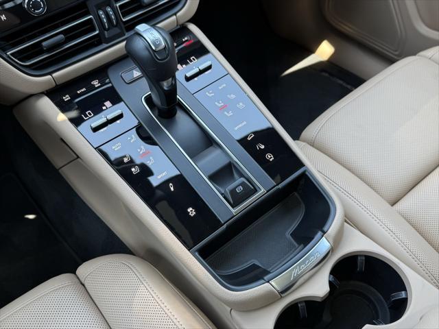 Photo of 2024 Gentian Blue Metallic Porsche Macan