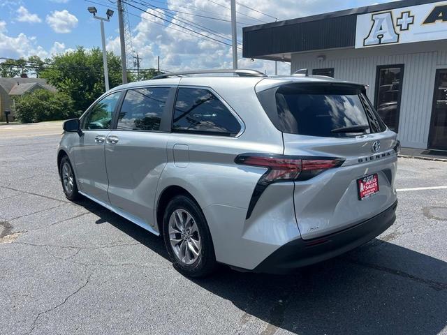 Photo of 2021 Silver Toyota Sienna