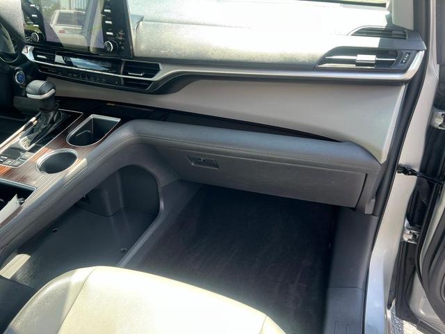 Photo of 2021 Silver Toyota Sienna