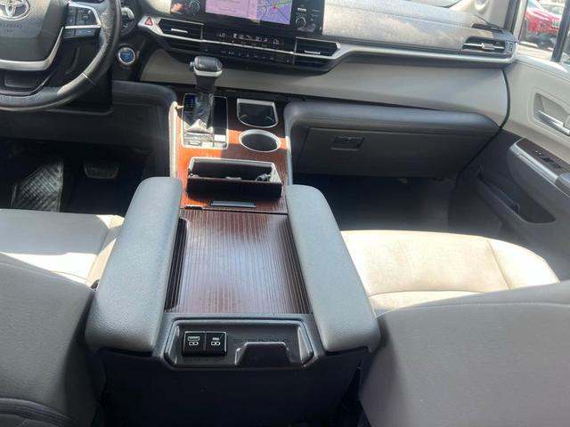 Photo of 2021 Silver Toyota Sienna